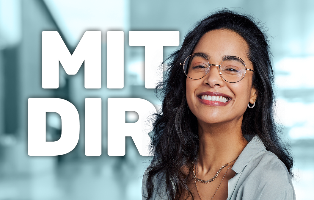 Lächelnde junge Frau vor dem Schriftzug "Mit dir"