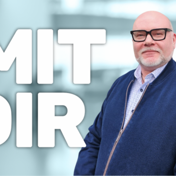 Der Schriftzug Mit Dir wird von einem älteren Mann der in die Kamera guckt begleitet